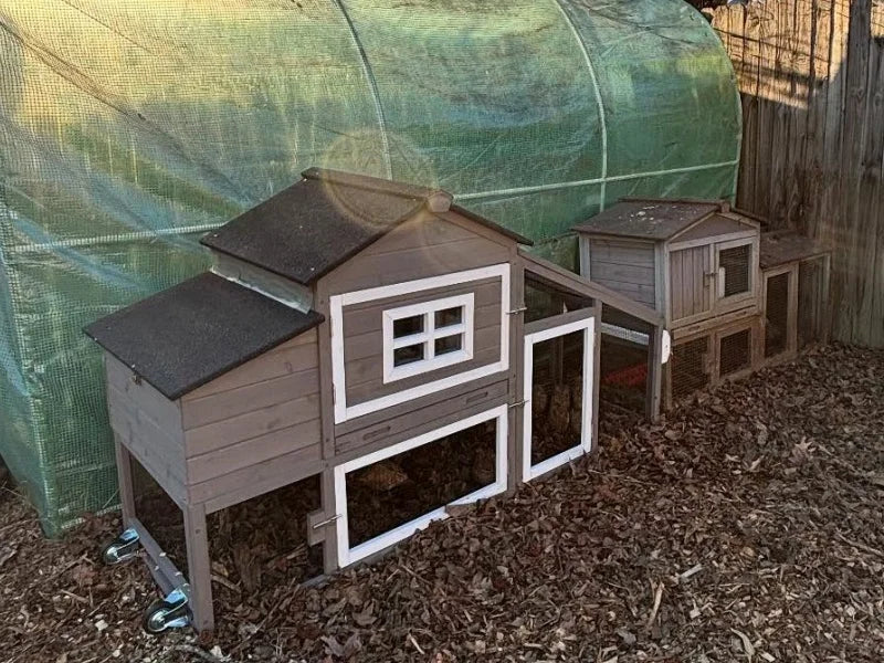 Mobile Chicken Coop with Wheels Expandable Chicken Tractor Outdoor Hen House for 2-4 Chickens 67.3" L(Brown)